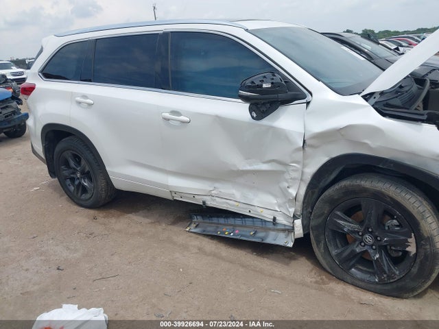 Toyota Highlander Limited Platinum 2018 5TDDZRFH2JS903211 Image 17