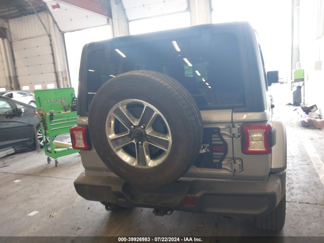 1C4HJXEGXJW106100 Jeep Wrangler Unlimited Sahara 4x4