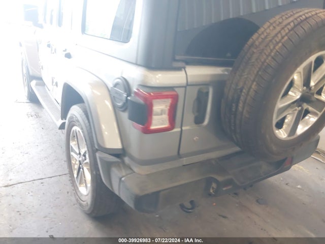 1C4HJXEGXJW106100 Jeep Wrangler Unlimited Sahara 4x4