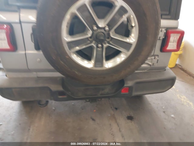 1C4HJXEGXJW106100 Jeep Wrangler Unlimited Sahara 4x4