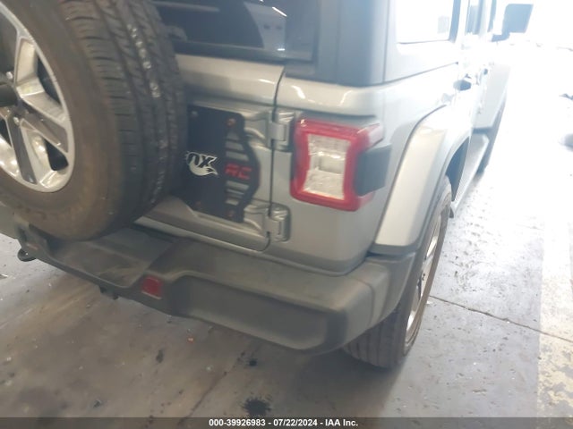 1C4HJXEGXJW106100 Jeep Wrangler Unlimited Sahara 4x4