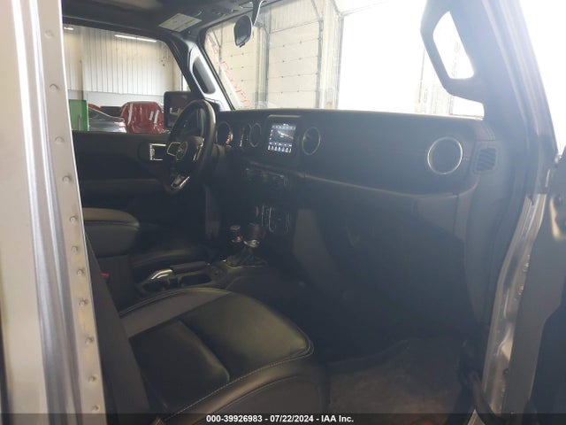 1C4HJXEGXJW106100 Jeep Wrangler Unlimited Sahara 4x4