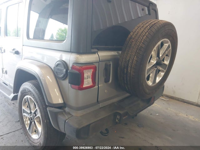 1C4HJXEGXJW106100 Jeep Wrangler Unlimited Sahara 4x4