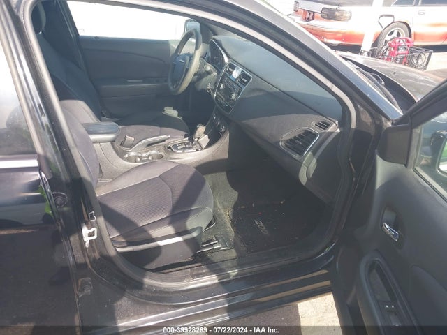1C3CCBAG5EN137770 Chrysler 200 LX