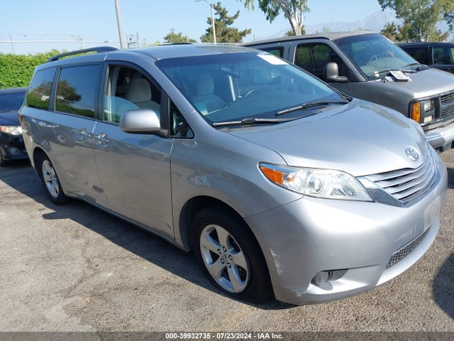 Toyota Sienna Le 8 Passenger 2017 5TDKZ3DC7HS884841 zdjęcie główne
