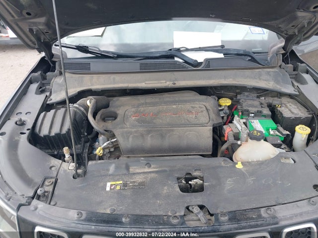 3C4NJCBB3JT193879 Jeep Compass Latitude Fwd