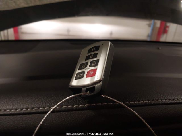 5TDYZ3DC6HS812619 Toyota Sienna Xle 8 Passenger