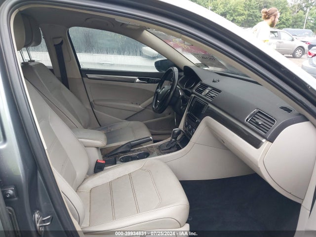 1VWBT7A33HC023832 Volkswagen Passat 1.8t Se