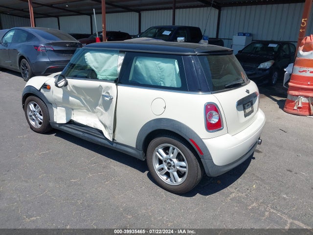 2011 MINI COOPER WMWSU3C52BT094371 Photo 2