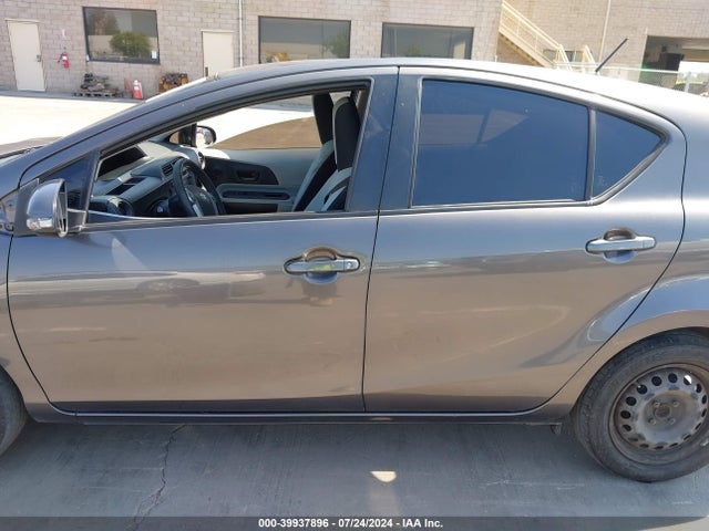 Toyota Prius C One 2014 JTDKDTB32E1573893 Image 15