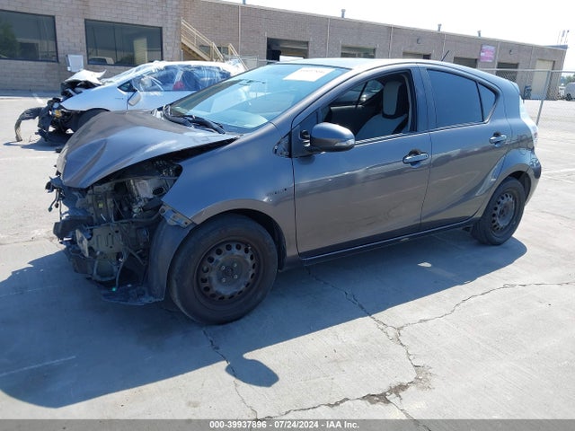 Toyota Prius C One 2014 JTDKDTB32E1573893 Image 2