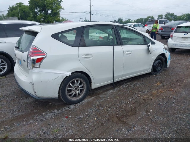 Toyota Prius V Four 2015 JTDZN3EU0FJ020127 Image 4