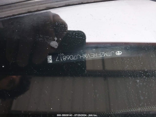 Toyota RAV4 LE 2017 JTMZFREVXHJ706817 Image 9
