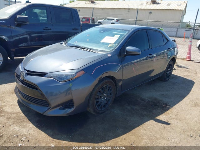 Toyota COROLLA LE 2018 2T1BURHE4JC049940 Image 2