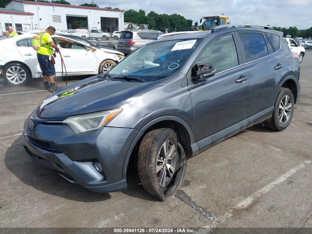 Toyota Rav4 Xle 2017 JTMRFREV5HD214002 Image 2