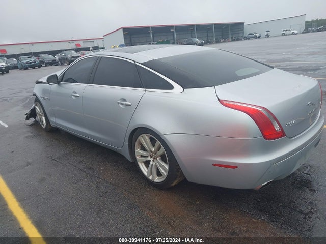 2011 JAGUAR XJ SAJWA2GB5BLV17226 Photo 2
