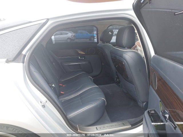 2011 JAGUAR XJ SAJWA2GB5BLV17226 Photo 7