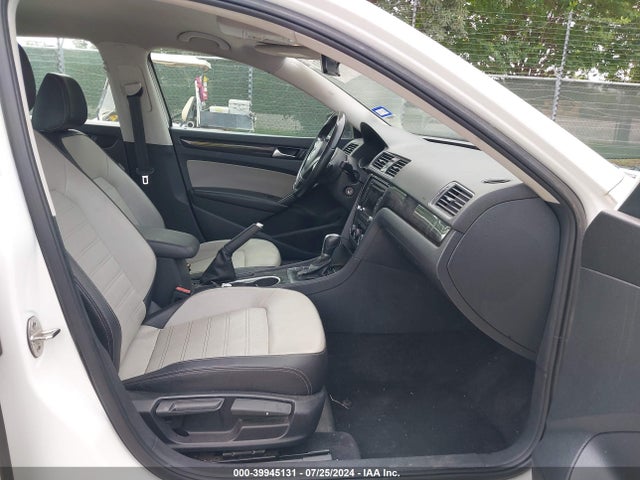 1VWBT7A3XFC051690 Volkswagen Passat 1.8t Sport