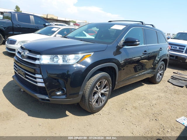 Toyota Highlander Le 2018 5TDZARFH4JS040067 Image 2