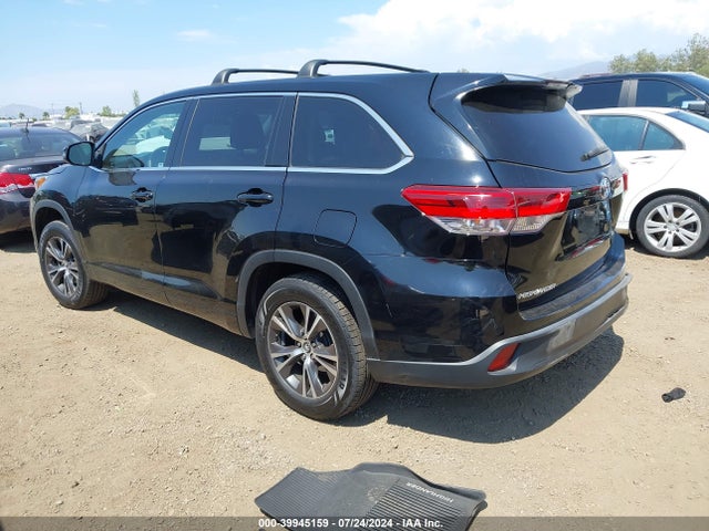 Toyota Highlander Le 2018 5TDZARFH4JS040067 Image 3