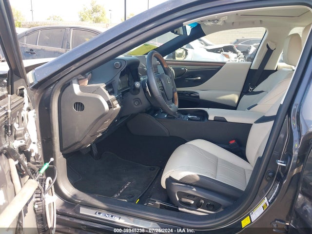 58AEA1C17RU042575 Lexus Es 300h Luxury