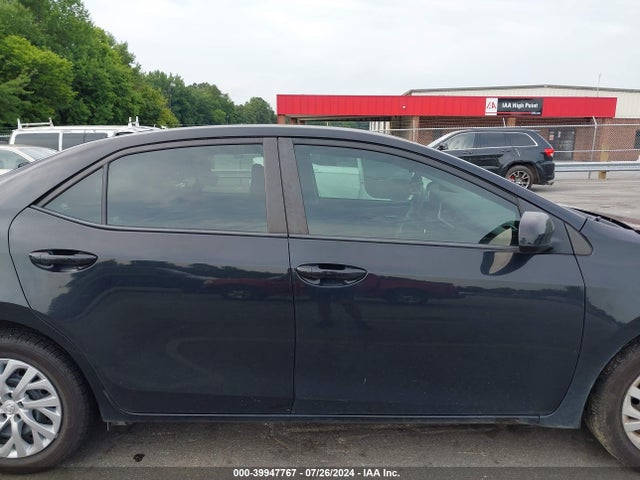 Toyota COROLLA LE 2018 5YFBURHE8JP759472 Image 13