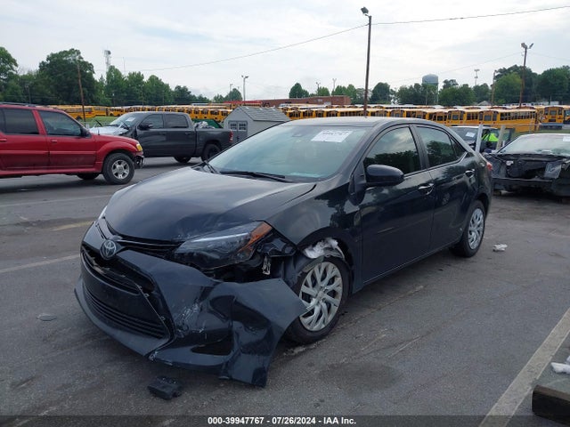 Toyota COROLLA LE 2018 5YFBURHE8JP759472 Image 2