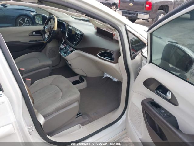 2C4RC1DG6HR588323 Chrysler Pacifica Touring