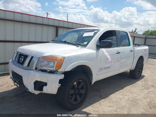 Nissan Titan Pro-4x 2014 1N6BA0EC1EN513175 Image 2