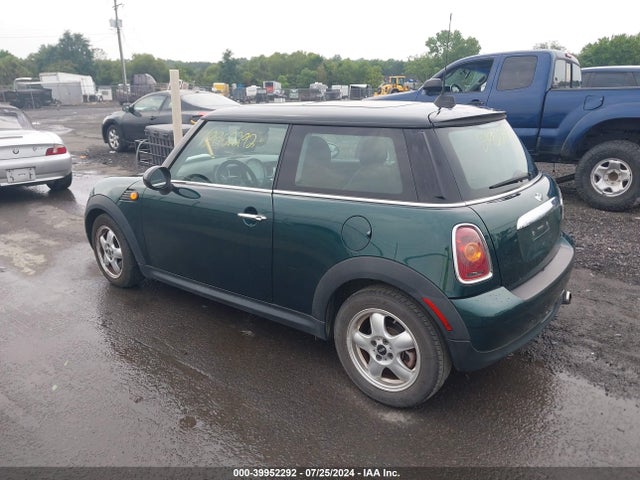 2010 MINI COOPER WMWMF3C59ATZ65798 Photo 2