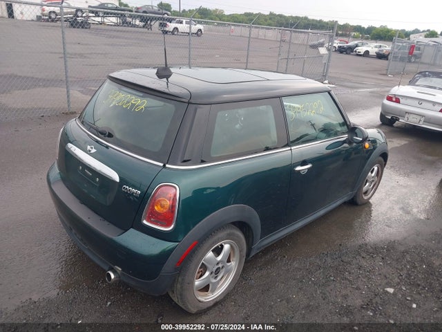 2010 MINI COOPER WMWMF3C59ATZ65798 Photo 3