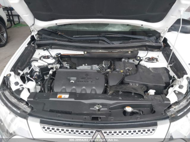 JA4AD2A3XKZ008063 Mitsubishi Outlander Es