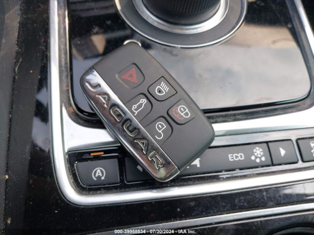 SADCJ2BN6HA085970 Jaguar F-pace 20d Premium