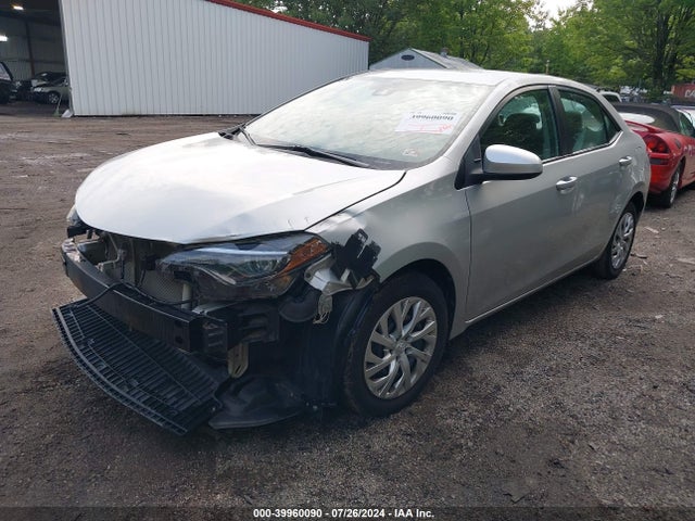 Toyota COROLLA LE 2018 5YFBURHE5JP823984 Image 2