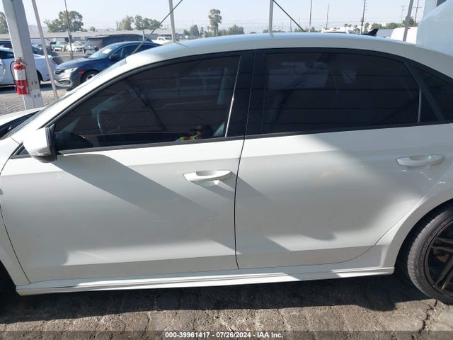 1VWAA7A33JC001515 Volkswagen Passat 2.0t R-line/2.0t S