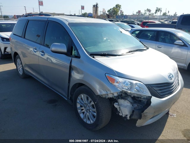 Toyota Sienna Xle 8 Passenger 2017 5TDYZ3DC7HS768050 main image