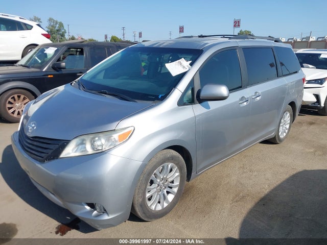 Toyota Sienna Xle 8 Passenger 2017 5TDYZ3DC7HS768050 Image 2