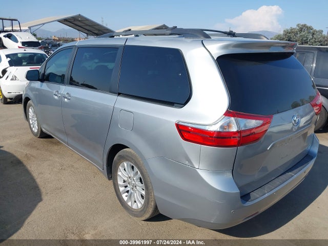 Toyota Sienna Xle 8 Passenger 2017 5TDYZ3DC7HS768050 Image 3