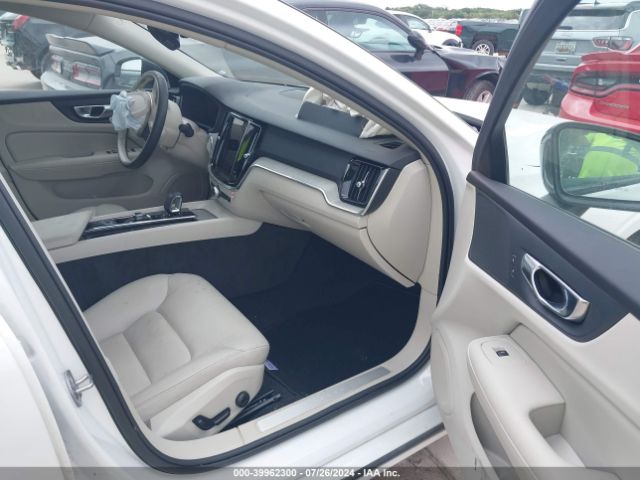 7JRL12FL1RG300983 Volvo S60 B5 Plus Dark Theme