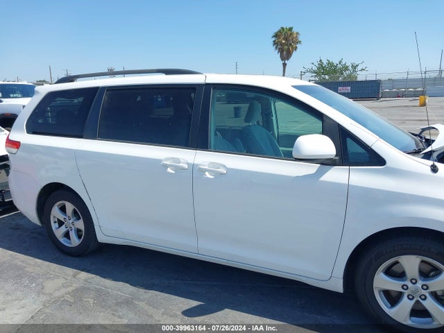 Toyota Sienna Le V6 8 Passenger 2014 5TDKK3DCXES454141 Image 13