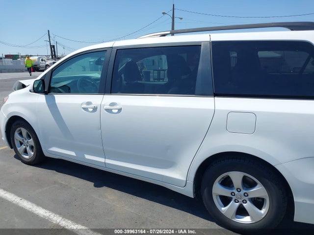 Toyota Sienna Le V6 8 Passenger 2014 5TDKK3DCXES454141 Image 14