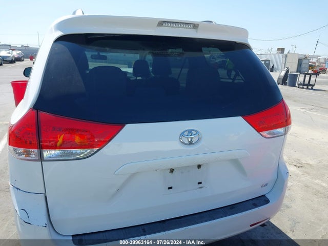 Toyota Sienna Le V6 8 Passenger 2014 5TDKK3DCXES454141 Image 16