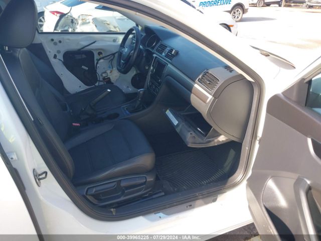 1VWDT7A34HC069131 Volkswagen Passat 1.8t R-line