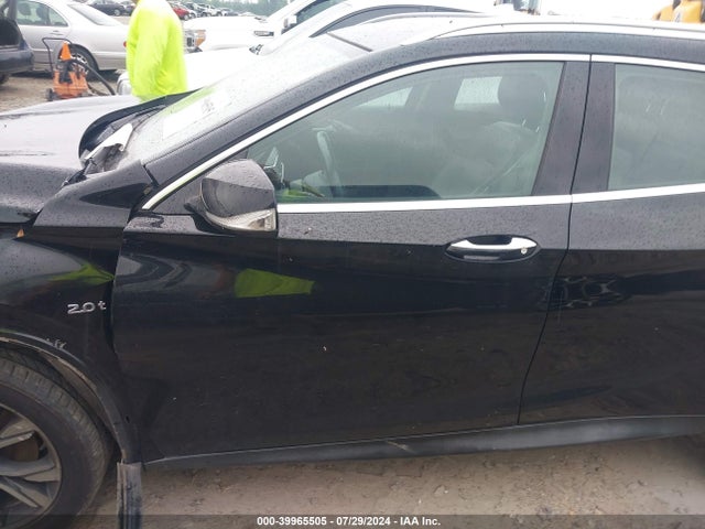 SJKCH5CR2HA035557 Infiniti Qx30 Premium