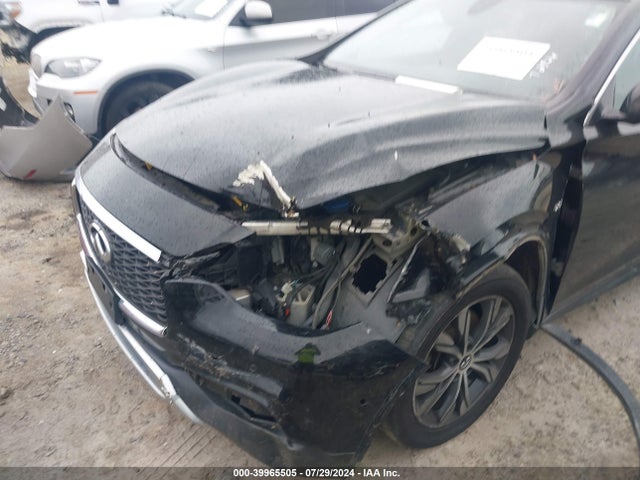 SJKCH5CR2HA035557 Infiniti Qx30 Premium