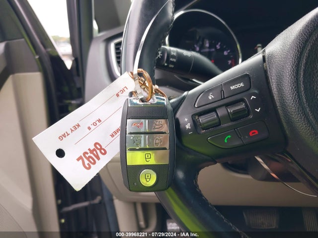KIA SEDONA LX 2018 KNDMB5C19J6348553 Image 11