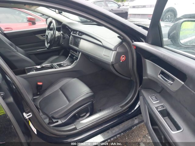 SAJBJ4BV7HCY41332 Jaguar Xf 35t Premium