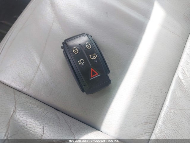 2011 JAGUAR XF SAJWA0FB1BLR92393 Photo 10