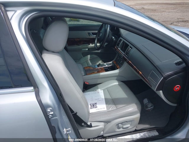 2011 JAGUAR XF SAJWA0FB1BLR92393 Photo 4
