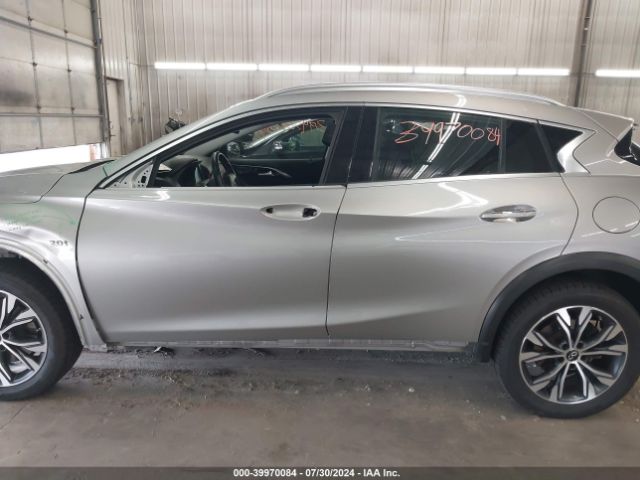 SJKCH5CR8HA033702 Infiniti Qx30 Luxury